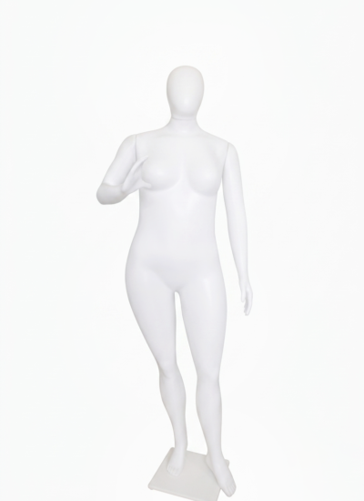 Manequim plus size com pose branco